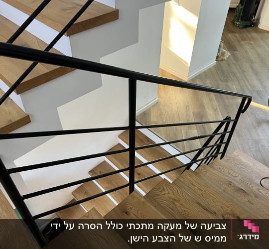 מדרגות עץ עם מעקה מתכת שחור